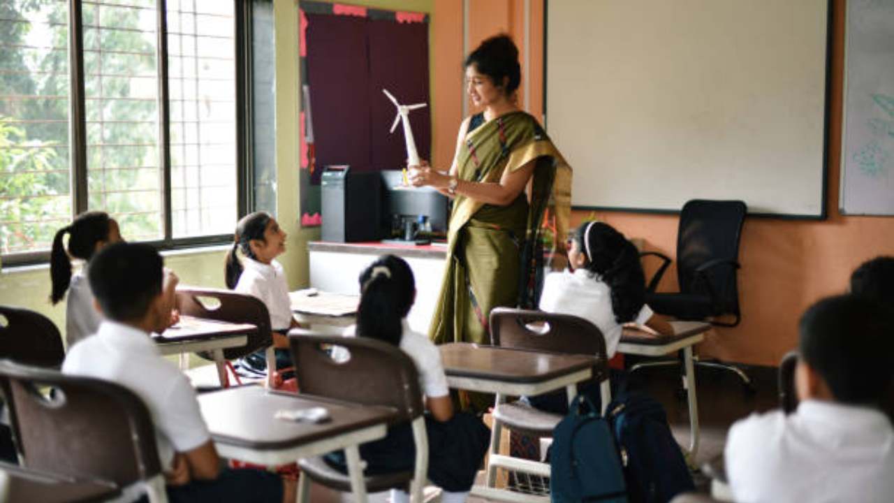 ministry of education report number of school teachers crosses one crore for the first time